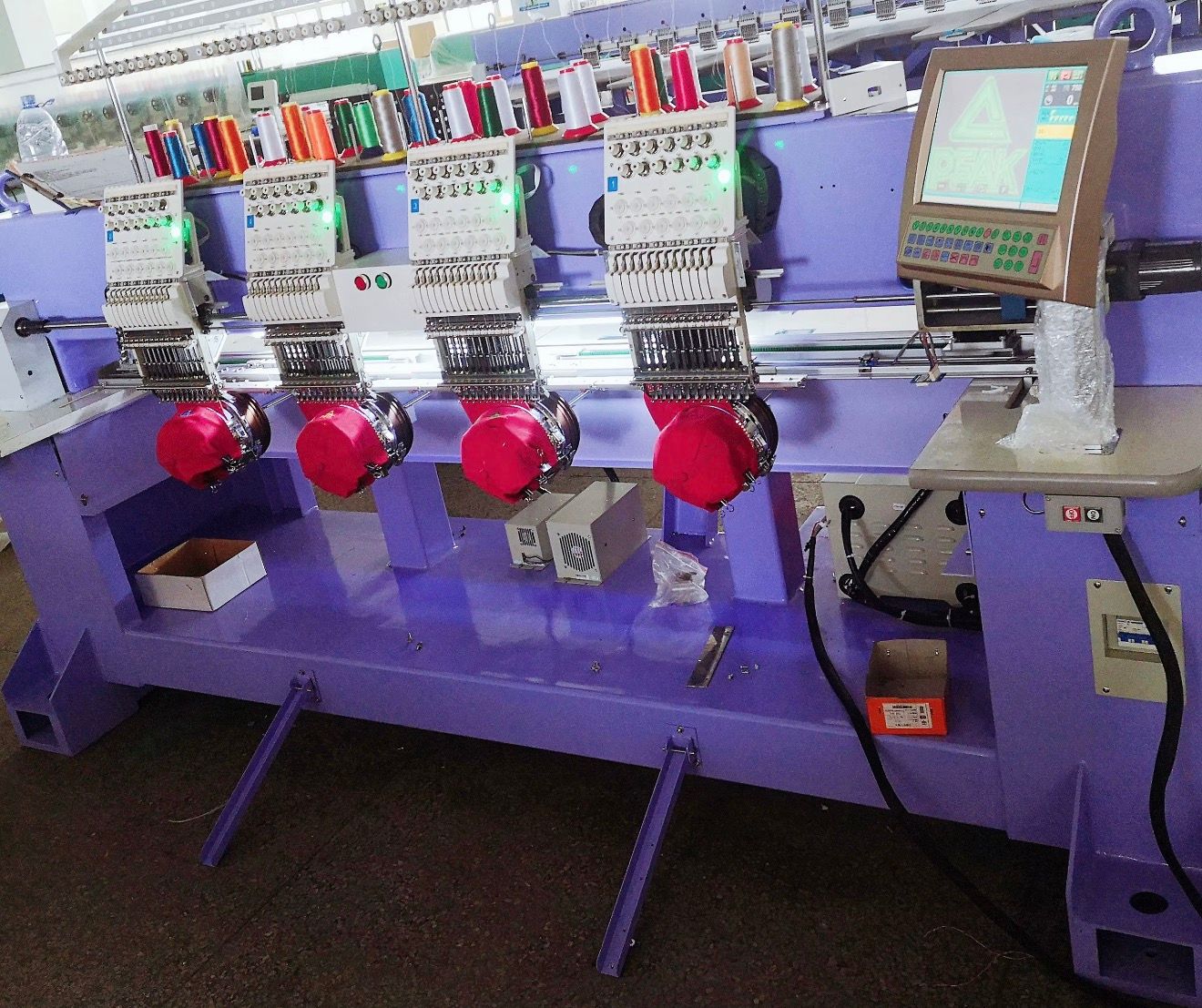 Vollständige Produktionslinie mit Steuerungscomputer
